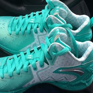 Basketball shoes